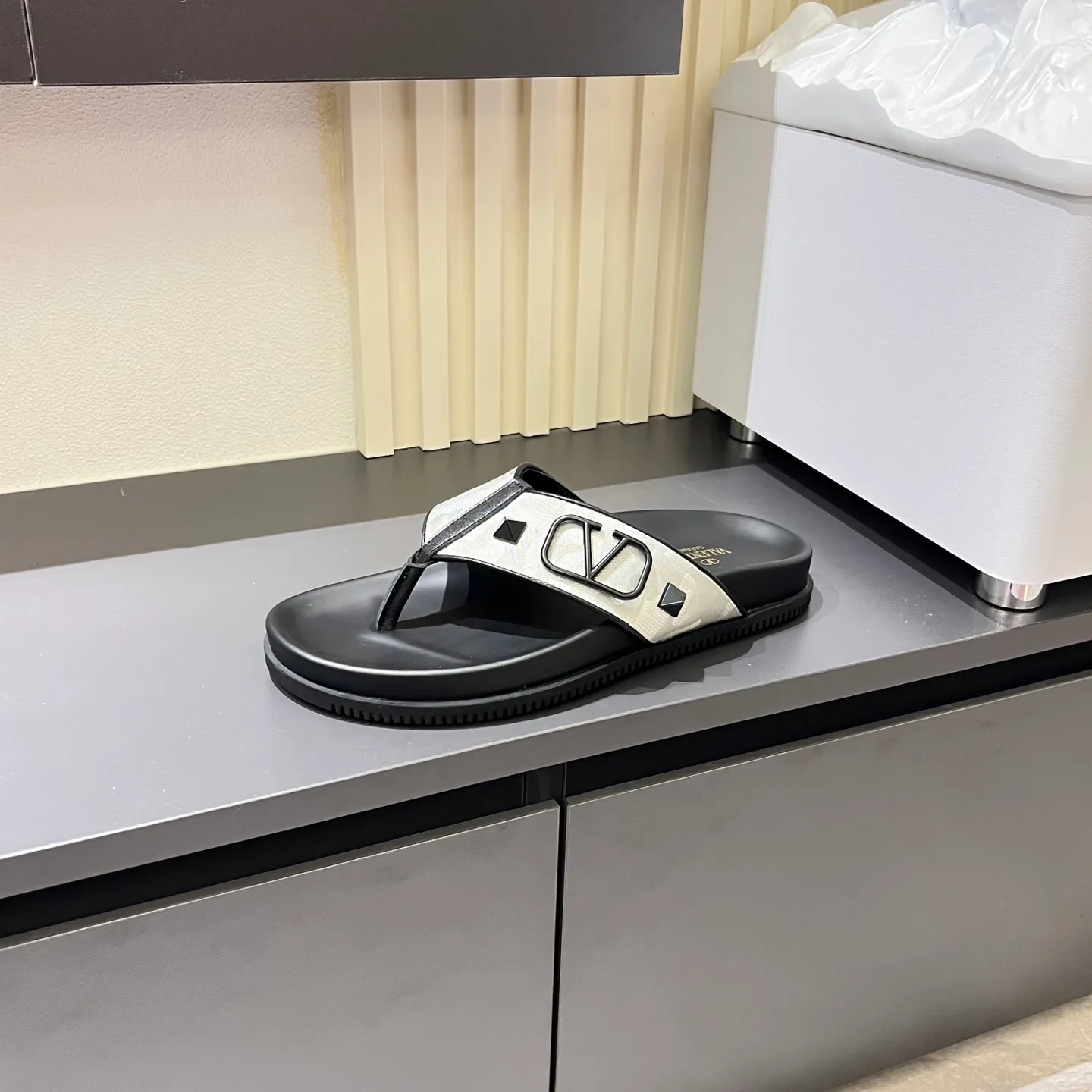 p300《VALENTINO》Warren Men🧍‍♂️Spring and Summer New Style. Cowhide logo flat slippers, elegant sandals, the same style worn by celebrities, original molding, imported calfskin. Rubber outsole. Soft and durable, full set of counter packaging, 38-44!